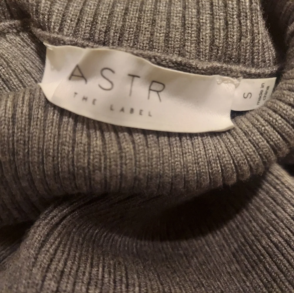ASTR THE LABEL Front Cutout Sexy Gray Ribbed Bodysuit Size Small EUC Stretch - Picture 7 of 7